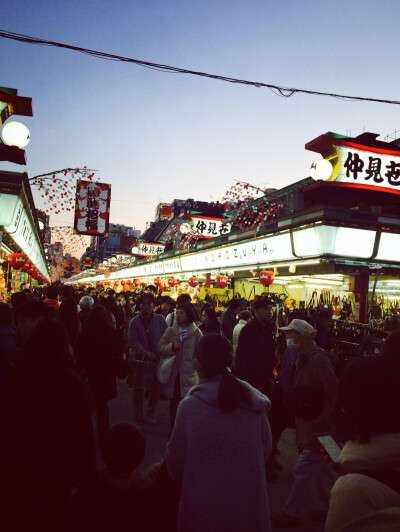 仲见世小商品街 在浅草寺旁边，买一些小商品和零食什么的。