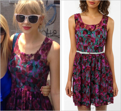 Event：With a fan | Nashville, TN | July 8, 2012
Dress：Urban Outfitters ‘Pins and Needles Trellis Dress’
Taylor于2012.07.08在美国田纳西州纳什维尔于粉丝合影。