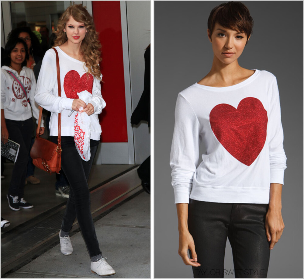 Event：Buying Speak Now at Target | New York City, NY | October 25, 2010
<br />Sweater： Wildfox Couture ‘Sparkle Heart Sweatshirt’ - $98.00
<br />Worn with: Ralph Lauren bag
<br />Taylor于2010.10.25在美国纽约的Target购买SpeakNow专辑。