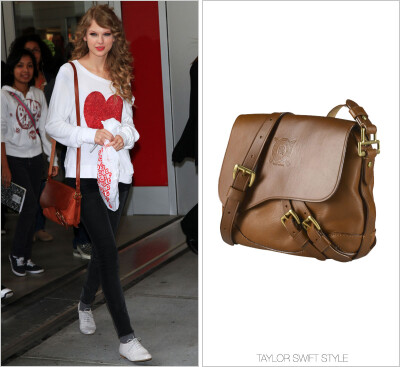 Event：Buying Speak Now at Target | New York City, NY | October 25, 2010
Bag：Ralph Lauren ‘Tremont Leather Cross-Body’
Worn with: Wildfox Couture sweater
Taylor于2010.10.25在美国纽约的Target购买Sp…