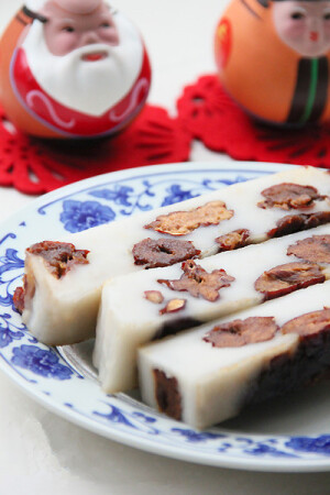 【红枣糯米年糕】
第一：和面,和面用温水或开水,这次制作的年糕用的是温水,效果一样好。
第二：铺层，颗粒大小均匀的糯米团和洗净的红枣逐层覆盖，先放枣防止粘连屉布（湿纱布）。
第三：拍打，蒸好的年糕需要放在摸了一层薄油的平底容器中趁热拍打定型，让糯米和红枣粘合的更紧实年糕更有型。