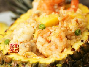 椰奶海鲜菠萝焗饭
材料
准备材料（二人份）：新鲜菠萝2个，鲜虾，新鲜鱿鱼，鸡蛋2枚，蘑菇，冷饭，椰奶3大勺，青豆，玉米，胡萝卜
做法
1、先将鱿鱼一半切丁，一半切花；虾洗净去泥肠以后剥出虾仁，用少许酒稍稍腌…