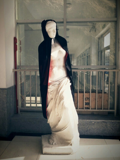 天冷了给雕塑穿件衣服