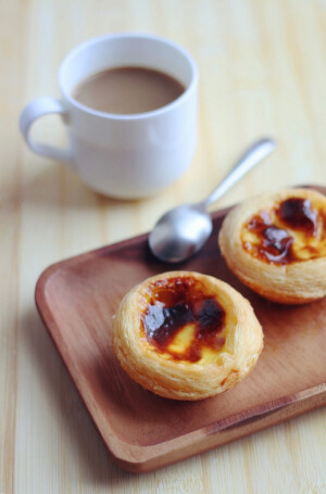 【蛋挞】1、将淡奶油、牛奶、糖搅拌均匀，加热至糖完全融化，放凉后加入蛋黄。2、加入低筋粉，搅拌均匀。（蛋挞水完成）3、把弄好的蛋挞水倒入蛋挞皮内至七分满。4、装入烤盘，放入约热好的烤箱中。烤箱210°，烤25分钟。