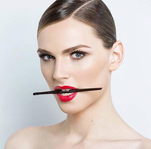 Andreja Pejic1991年8月28日出生于波斯尼亚和黑塞哥维那，此次成为彩装大牌 Make up forever 广告代言人。