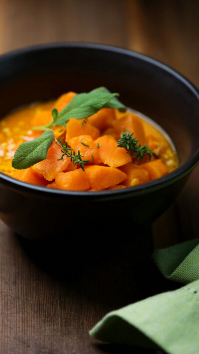 南瓜汤，有清热解毒的功效，还可以助消化，有促进生长的功效。