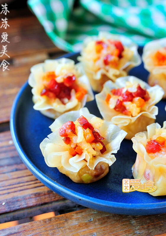 【10分钟蒸出晶莹剔透的弹牙烧麦】1,将泡好的糯米上锅蒸至8分熟取出