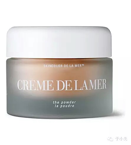 La Mer 
The Powder
价格：$70
推荐购买方案：国内专柜
La Mer这款粉可以算是Top1平价的代替款，因为Top1那款有的特点，La Mer这款几乎都有，比如服帖、粉细这些特点。但是之所以是平价款，效果当然没有Top1强啦，保湿也算是有但是一般般。不过他们家涂上以后会显得皮肤格外通透，而且带有轻微珠光效果，显得气色好但是还绝对无妆感，一般都选择#透明5号#就行。不过他们家的的粉是淡米色的，所以小肥羊用了以后完全无法修饰我的黄肤色。大部分人用上去感觉不错，但是他们家最可气的是，不控油！如果像我这种是干皮或者普通肤质，肯定大爱他们家。但如果你是油皮，哪怕是普通油皮，你会妥妥恨死这款。