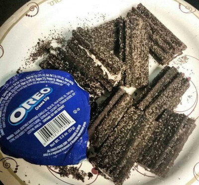 奥利奥新推出的Oreo Churros饼干棒，可以蘸酱料或冰淇淋吃，想象一下一口咬下去奶油爆浆的感觉