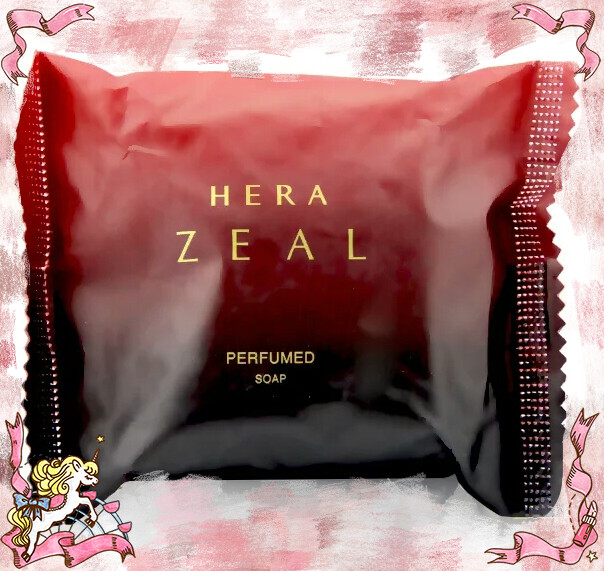 『HERA 赫拉ZEAL香水皂』明明是一个非常惹人爱的宝贝怎么没人推荐呢？那我来给大家扒一扒，一皂多用，真心好。洗澡，洗手都很不错，用削皮刀做出薄片放入口袋里就是空气清香剂 ，放车里、衣柜、卫生间，到处都是香香的味道～打破传统香皂的概念，消磨量小，每次只需一点点就可产生丰富泡沫，爱不释手。不想喷香水的就用这款吧