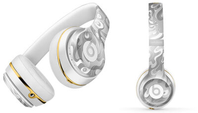 Beats×James Jean联名款耳机以银白色为主色调，表面有银灰白相间的火焰图纹，耳罩上有一圈金边。使用白色意指一年以明朗、利落的方式开始，火焰则象征把一些过往烧掉，带来新的东西。因为是猴年特别版，耳机上其实还…