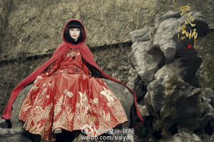 无心法师#  岳绮罗以手托腮，不带感情的发出声音：“张显宗，我牙疼。”向后靠向老树树干，她继续自言自语：“这辈子没活好，很糟糕。” coser：神魔井—秭颜