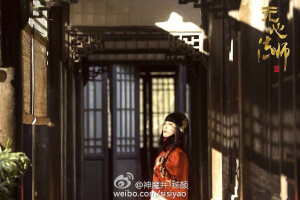 无心法师#  岳绮罗以手托腮，不带感情的发出声音：“张显宗，我牙疼。”向后靠向老树树干，她继续自言自语：“这辈子没活好，很糟糕。” coser：神魔井—秭颜