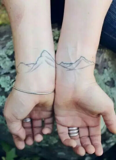 雪山。情侣纹身，手腕小清新情侣刺青