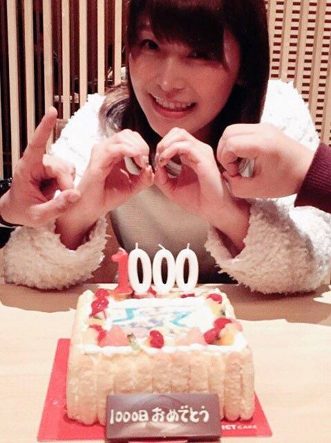 推文：1000ちゃん☆ 1000日記念日おめでとう！！ 運営さんたちとお祝いしてます♪ <br />新田惠海 emi