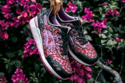 这双鞋是 Limited Edt 和 ASICS Tiger 联合打造的限量款 GEL-Lyte III，为了庆祝新加坡建国 50 周年，特意用了新加坡的国花卓锦万代兰（Vanda Miss Joaquim）。