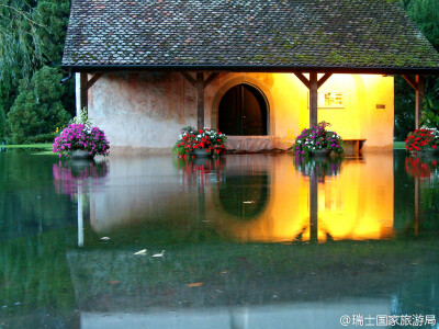 阿勒河(Aare)边的小教堂 - Scherzligen Church，和大部分罗马式建筑一样，看起来质朴、坚固而有力。然而很多新人选择在这个貌不惊人的小教堂举办婚礼，心里明白婚姻并不是一个浮夸的形式。当然，图恩的湖水和教堂也…