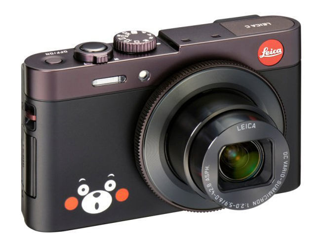 这两款限量版相机分别以 Leica 两大经典系列 C 和 M 为蓝本，前者只在相机的左下角印上了熊本熊的卡通图案，后者除了相机顶部和面部印有熊本熊外，还带有 Leica x Kumamon 的 logo。