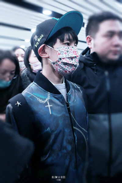 TFBOYS王源 151127重庆赴北京 cr:BlowAKiss1108