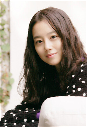 文彩元（문채원，Moon Chae Won ），1986年11月13日出生于韩国大邱广域市，韩国女演员。
2007年，参演《奔跑吧，鲭鱼》正式出道；2008年，参演电视剧《风之画员》，获得SBS演技大赏新人奖；2009年，参演电视剧《灿烂的遗产》，该剧最高收视率为47.1%；2011年，7月主演电视剧《公主的男人》，获得KBS演技大赏最优秀演技奖、人气奖及最佳情侣奖，成为三冠王。8月首次出演的电影《最终兵器：弓》总共创下800万人的观影成绩，为2011年韩国本土片的票房冠军。同年获得第48届韩国电影大钟奖和第32届韩国青龙电影奖最佳新人女演员奖。2012年，主演电视剧《善良的男人》，蝉联KBS演技大赏最优秀演技奖；2013年，主演医学剧《Good doctor》；2014年，主演微电影《恋慕》；2015年，主演电影《今天的恋爱》。
2016年，主演电视剧《Goodbye Mr.Black》。