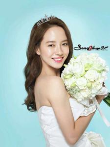 宋智孝（송지효，Song Ji Hyo），本名千成林（천성임，Cheon Seong Im），1981年8月15日出生于韩国庆尚北道浦项市，韩国女演员，主持人。毕业于韩国京文大学。
2000年以电视广告首次触电荧屏，2001年凭借“KIKI”杂志封面正式出道。2003年拍摄电影处女作《女高怪谈3：狐狸阶梯》，开始受到关注。2006年凭借韩剧《宫》中皇太子的初恋情人闵孝琳一角走红。2008年打破以往形象出演电影《霜花店》，该片上映一个月票房即达到370万。（注：在韩国票房一般指的是观影人数。）
2010年7月起固定出演韩国SBS电视台周末综艺节目《Running Man》，2013年凭借该节目获得第49届百想艺术大赏TV女子艺能赏提名、SBS演艺大赏女子最优秀赏等。2014年出演电视剧《急诊男女》，该剧自开播起收视率即持续攀升，连续十周占据有线电视台同时段电视剧收视首位。
2015年，作为女一号加盟基美影业携三国制作团队精心打造影片《超级快递》。