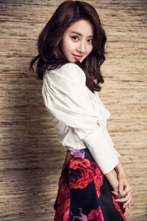 韩可露（한그루），1992年5月29日出生于韩国，歌手、演员。
2011年1月，通过发行第一张EP专辑《Groo One》出道，由此提名2011MAMA最佳女新人歌手。2012年10月，主演JTBC浪漫爱情剧《我们可以结婚吗》；2013年12月，出演SBS月火剧《温暖的一句话》。
2014年7月，主演TVN浪漫爱情喜剧《不要恋爱要结婚》；10月，获得2014Style Icon Awards的New Icon奖；12月31日，获得SBS演技大赏新人赏。