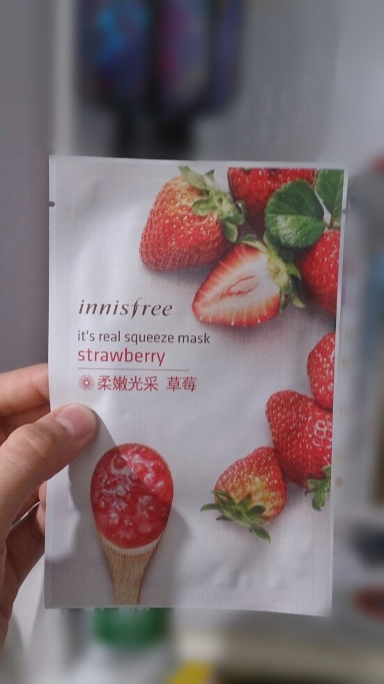 【悦诗风吟innisfree真萃鲜润面膜－草莓】专柜是国产的，也用过韩国原产的，感觉差不多… 味道甜甜的。这个价格也出不来什么特别神奇的效果，算是可以每天用的面膜吧，要坚持。