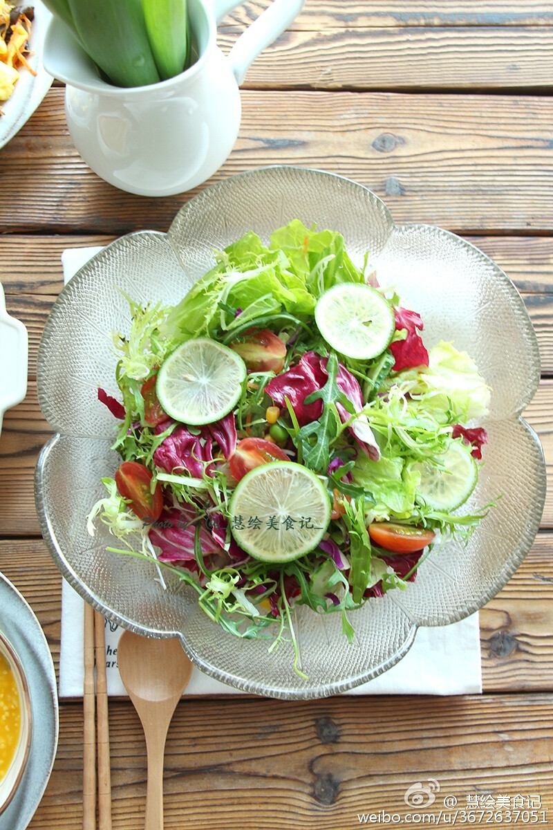 早安~南瓜小米粥、木耳胡萝卜炒鸡蛋、 双色烙饼、凉拌菜、橙子~ 凉拌菜包含红菊苣、生菜、苦菊、芝麻菜、圣女果、玉米、青豆、柠檬片，加了丘比沙拉汁~