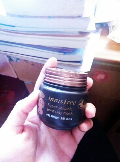 #innisfree超级火山泥面膜#刚入手，用了两次~还不错！清洁效果还不错，有股淡淡的味道，质地很细腻，涂抹在脸上十分钟左右都依旧湿湿的，不会干的很厉害，唯一缺点就是如果放太久很容易干！