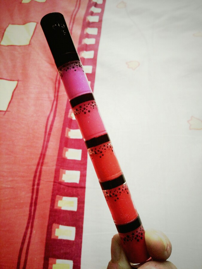 之前在某宝上淘到的，一支五个颜色，俪兰的。完完全全的唇彩质地，所以滋润度还是不错的。但是显色度不是特别的好，需要多涂上两边。之前是在咬唇妆大热的时候买来的，后来发现它还是比较适合全涂……第三个和第四个颜色是我最常用的，都是橙色系，挺适合日常妆的。