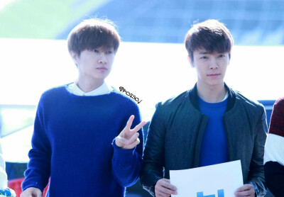 就算李东海穿了外套也挡不住里面衣服跟李赫宰是同款