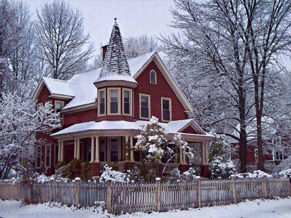 下雪天的维多利亚时代的房子。维多利亚式房子是指英国维多利亚女王在位时，即1837年至1901年，所出现的特殊住宅风格。特征有：尖尖的屋顶，窗户伸出了房屋的墙壁，屋外有栏杆围绕的走廊和阳台，而且有屋顶覆盖，外墙覆以鱼鳞般的木片，建有一座尖塔，圆形或方形的立柱，整座建筑物散发精雕细琢的感觉。