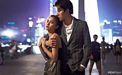 - 即使退下戏服并非我所想、我仍爱你故事里的模样。