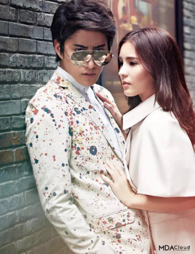 - 即使退下戏服并非我所想、我仍爱你故事里的模样。