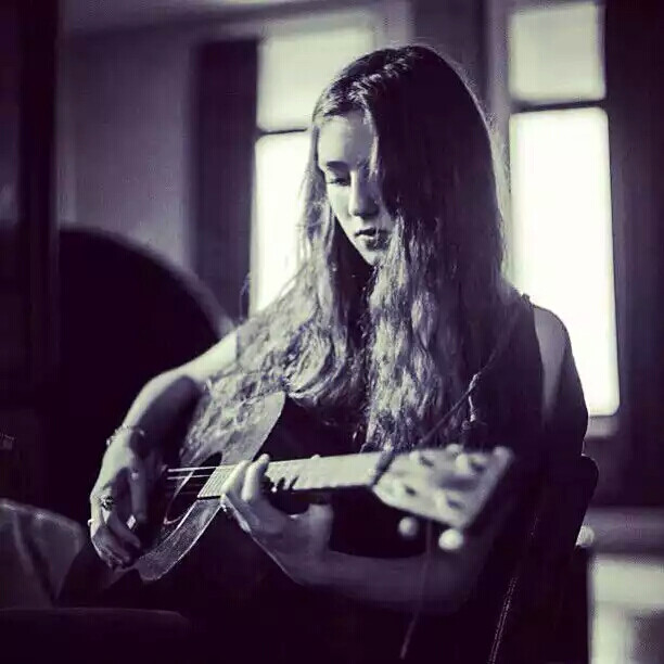 贾斯敏·范·登·博加尔德（Jasmine Van den Bogaerde)，以艺名Birdy为人所知，英国创作型歌手。Birdy于2008年参加了Open Mic UK，一个音乐真人秀，并以获胜者的身份签约华纳唱片公司。她的首支单曲Skinny Love，翻唱自Bon Iver。2011年11月7日，Birdy发布了其同名专辑《Birdy》。2013年9月23日，她的第二张录音室专辑《Fire Within》于世界范围（除北美地区）发布。她的音乐被广泛评价为清幽温婉又打动人心。