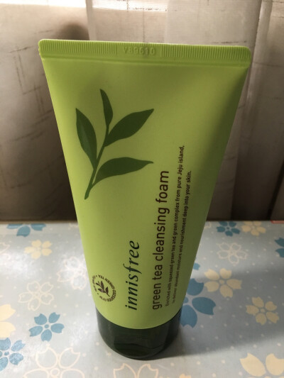 Innisfree的绿茶洗面奶~好用！！！用过苹果的，火山泥的，还有青麦的，依旧最爱绿茶君