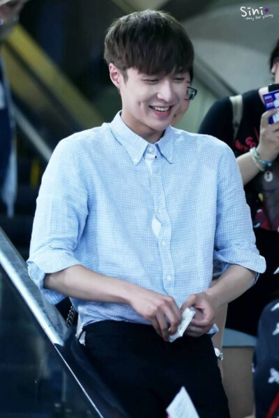 "爱笑的男生运气不会差"这句话最适合形容张艺兴那样一个阳光大男孩