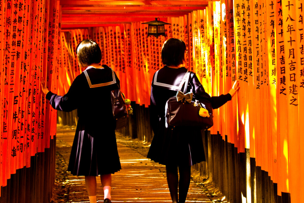 京都伏見稲荷大社千本鸟居，参道路上的女子高中生，是去祈求考试顺利还是恋爱顺利呢？