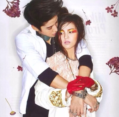 - 即使退下戏服并非我所想、我仍爱你故事里的模样。