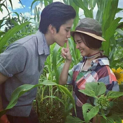 - 即使退下戏服并非我所想、我仍爱你故事里的模样。