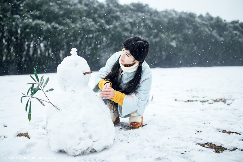 摄影&后期@敏_elena
出镜@马尾辫少女owo
我听见冰雪融化的声音
却听不见你风中的回音
我听见了你的声音
在最北的山顶
我听见了你的回应
在最深的海底
我听见了你的哭泣
在层层海浪里
我听见了你的决定
在飞鸟的梦里