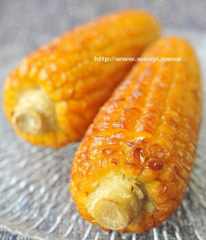 【奶香烤玉米】
将玉米去皮，放入锅中，加入清水没过玉米；
大火加热，煮开后，以中火煮约8分钟后捞出沥干水分；
用纸巾擦去玉米上多余的水份；
将蜂蜜和清水调匀，成为蜂蜜水，均匀地刷在玉米上；
稍风干一下，再将牛奶均匀的刷在玉米上；