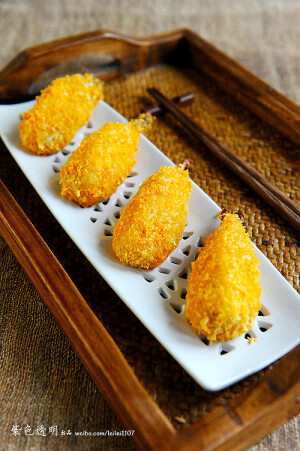 鲜虾可乐饼 主料
鲜虾8只 土豆2个
面包糠50g 
辅料
盐2g 黑胡椒1g
白胡椒1g 鸡蛋1个
鲜虾可乐饼的做法步骤
1. 备齐材料，土豆中等大小2个，约300克左右。
2. 土豆去皮切块，放入蒸锅或者电饭煲中蒸熟，用筷子轻松扎透即可。
3. 鲜虾去头去虾腺，在虾的腹部用刀轻轻划几刀，防止加热后，虾身卷曲。
4. 土豆蒸熟后，趁热捣成土豆泥，放入盐、黑胡椒、白胡椒搅拌均匀后，分次八份。
5. 待土豆泥稍微冷却不烫手了，用手取一份土豆泥搓成椭圆形，然后用手指在中间按出一个凹槽，把