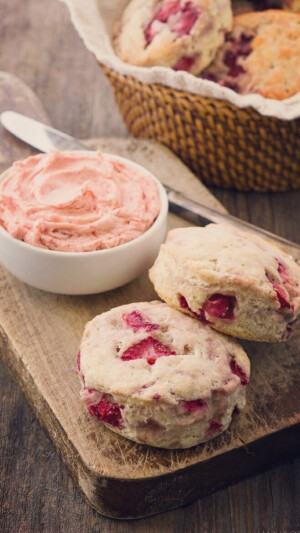 【水果甜品】♡ 『椰香草莓软酥饼』 黄油软化，加入糖打发至体积蓬松，颜色变浅；分两次加入鸡蛋液，使蛋液和黄油充分融合，低粉过筛，与奶粉、椰蓉混合均匀；倒在黄油蛋黄糊中，拌匀成均匀面团；少许黄油涂在烤盘底部和边沿，面团分成两部分，其中一部分铺在盘子底部压实，适量草莓果粒均匀铺在上面，剩余一般面团揪小块儿均匀摆在果酱上面，稍稍压平，撒一些椰蓉装饰；烤箱预热180度，中层20分钟，表明金黄色即可。 #家常菜# #食谱# #下午茶# #甜品#