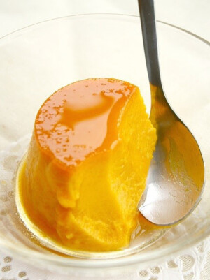 【自制芒果布丁】
原料：
芒果泥 100克 牛奶 70ML 淡奶油 30ML 吉利丁 1片 糖 适量 
做法 
1.芒果去皮,打成芒果泥 
2.吉利丁用冰水泡软放到碗里隔热水融化 
3.加淡奶油,加牛奶,倒入融化的吉利丁液 
4.拌好的布丁糊,倒入布丁杯中冷藏至凝固。