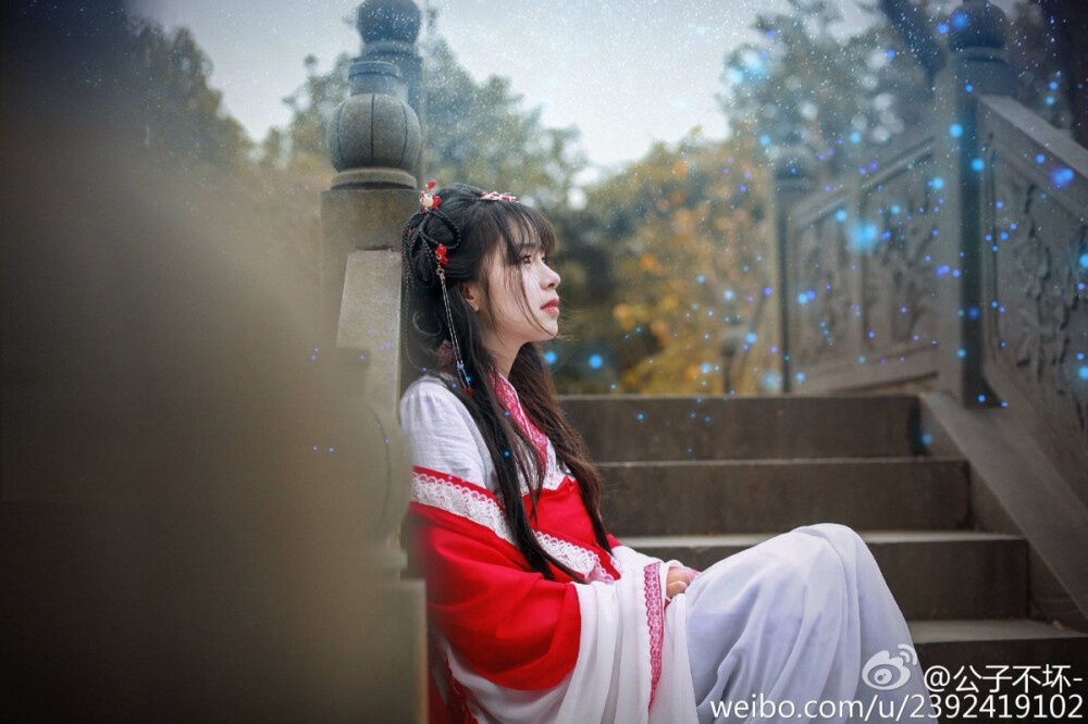 #奈何cos# 阴间百年如一日，忘川水滚滚而过，红花开遍两岸。
东方媚cn@公子不坏