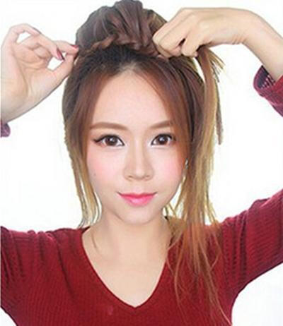 6、每编好一步就从侧面加进一束头发继续编发，注意控制每次加股的头发发束长度最好差不多，不要长的长，短的短，这样花苞会不平整。