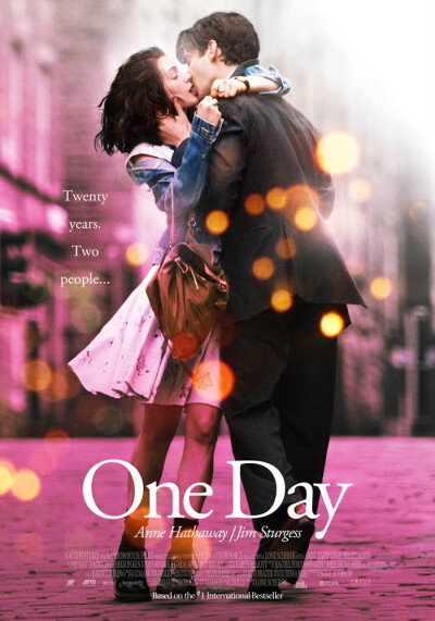 《One Day》 20年中，曾经朝气蓬勃、怀揣理想的他们也不得不向残酷的现实低头。艾玛的工作际遇和感情生活都不理想，德斯特成了一个小众的电视名人，终日沉溺在酒精、毒品中，婚姻也岌岌可危。当他们的人生道路不断交…