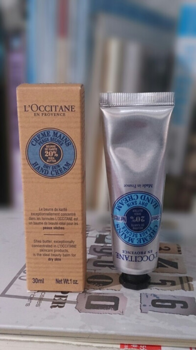 【欧舒丹L'OCCITANE 乳木果护手霜】很厚实的膏体，滋润度不错，夏天用会觉得油，冬天我喜欢抹厚一些所以用起来挺费的。30mL很小只放口袋里特方便，也用过150mL的，铁皮很容易挤出来不像有的要敲两下，但用到最后会很…