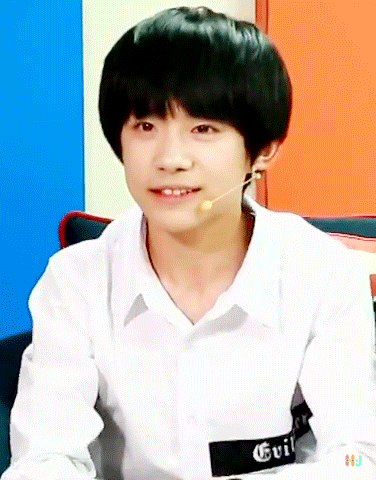 易烊千玺这个表情包看一次被萌一次